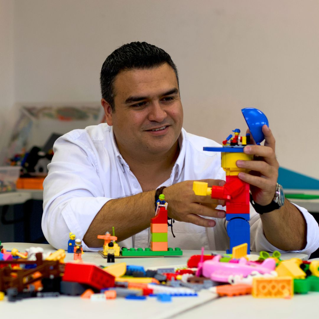 Facilitador construyendo un modelo con piezas LEGO® durante una sesión