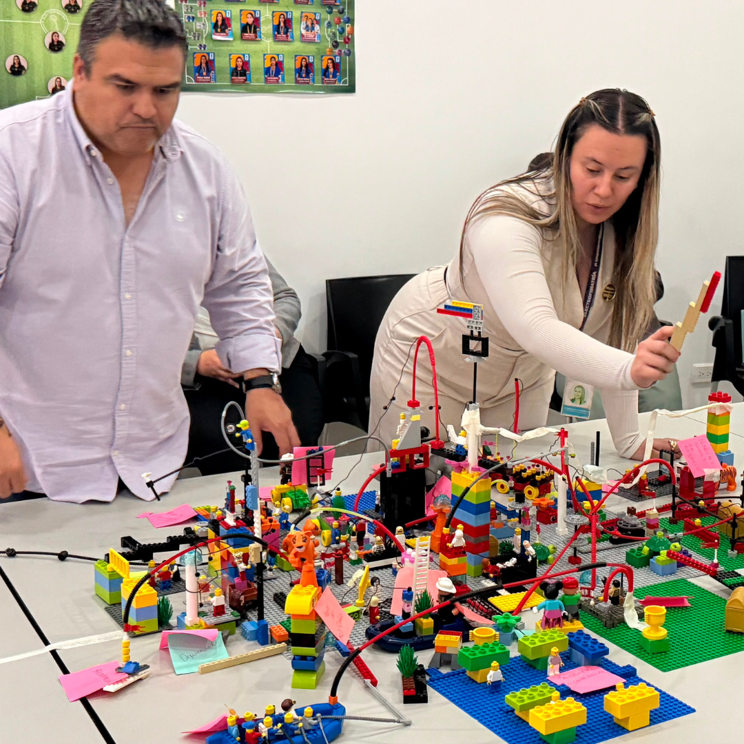 Modelo compartido construido por el equipo con piezas LEGO®
