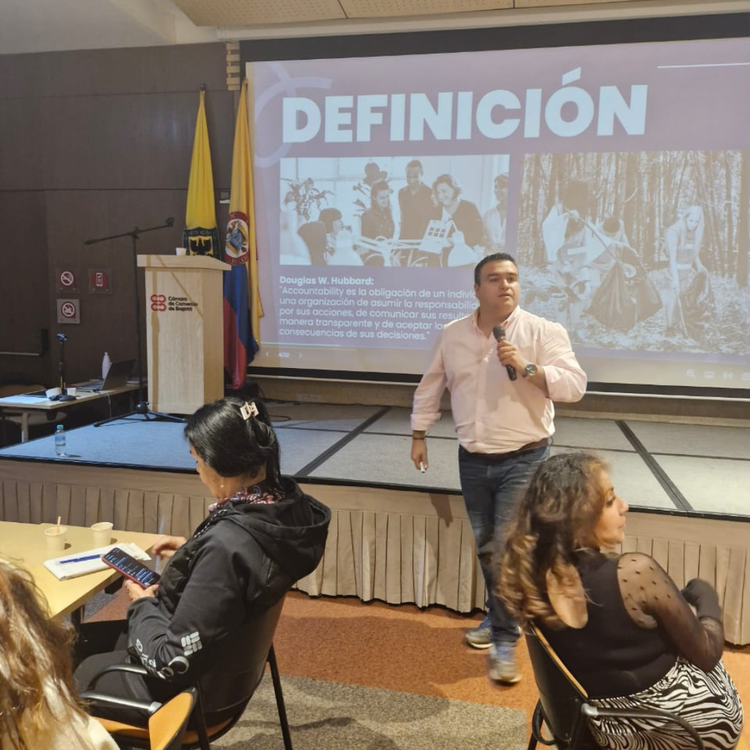 Participantes compartiendo hallazgos de la sesión