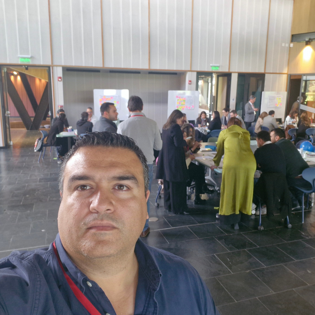 Sesión de trabajo colaborativo con paneles y notas adhesivas