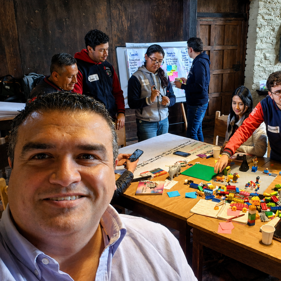 Sesión de workshop con participantes colaborando alrededor de mesas