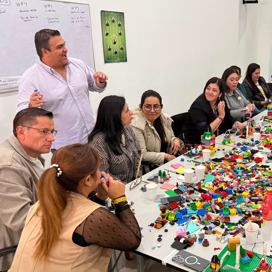 Facilitador guiando una sesión de LEGO® Serious Play® con un equipo